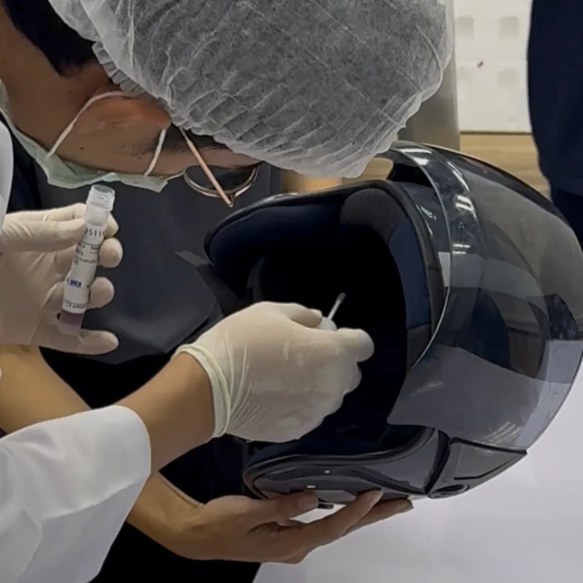 รูปภาพเก็บตัวอย่างเชื้อโรคของหมวกกันน็อค สำหรับการทดสอบประสิทธิภาพการทำความสะอาดจาก ALS Laboratory Group