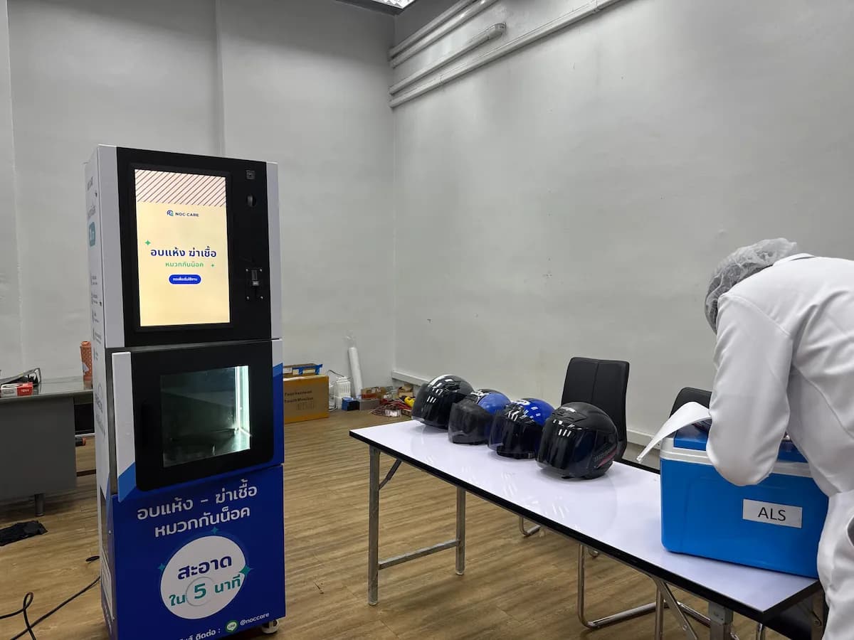 รูปภาพหมวกกันน็อคตัวอย่างรอการทดสอบ สำหรับการทดสอบประสิทธิภาพการทำความสะอาดจาก ALS Laboratory Group