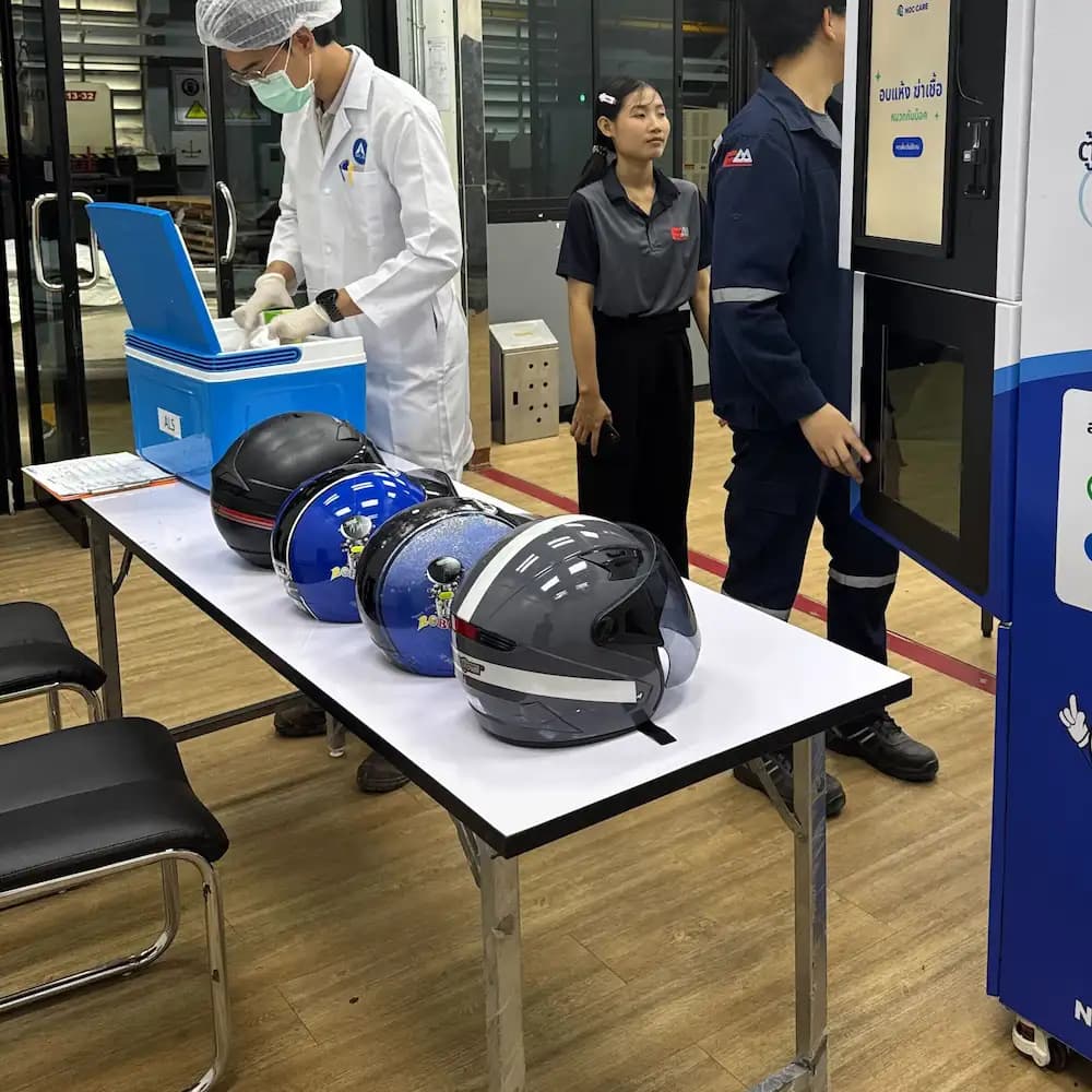 รูปภาพหมวกกันน็อคตัวอย่างรอการทดสอบ สำหรับการทดสอบประสิทธิภาพการทำความสะอาดจาก ALS Laboratory Group